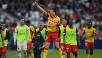 Lens v závere vydarenej sezóny oslavuje trofej. Prvýkrát v histórii získal domáci pohár