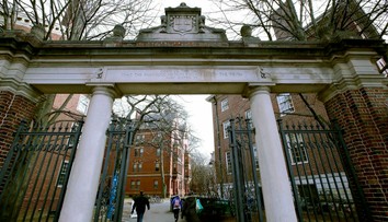Sexuálny škandál na Harvarde: Profesor údajne študentky bozkával, ohmatával a vyhrážal sa im