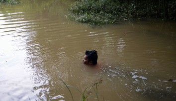 VIDEO: Skúška odvahy sa skončila tragédiou. Na chlapca sa vrhol obrovský krokodíl, kamaráti sa iba bezmocne prizerali