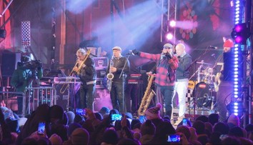 Objatia, tance, bozky aj prípitok. Silvestrovská atmosféra na námestiach prilákala tisícky ľudí