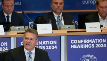 Slovensko má prvého potvrdeného eurokomisára. Maroša Šefčoviča schválili dva kľúčové výbory