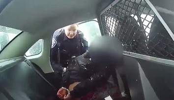 VIDEO: Kamera zachytila, ako policajt nastriekal do očí spútaného dievčatka paprikový sprej