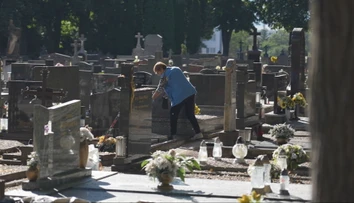 Prišiel upratať hroby svojich blízkych, domov sa už nevrátil. Seniora na cintoríne napadli sršne