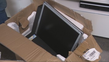 Známemu novinárovi prišiel poštou rozbitý monitor. Bol síce poistený, no nedostane ani cent