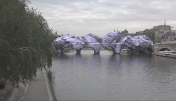 V strede Paríža vyrástlo umelecké dielo. Známy most zaobalila jedinečná inštalácia