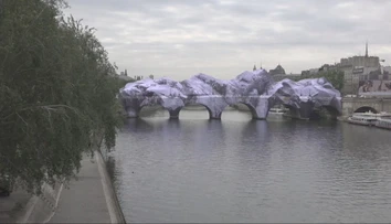 V strede Paríža vyrástlo umelecké dielo. Známy most zaobalila jedinečná inštalácia
