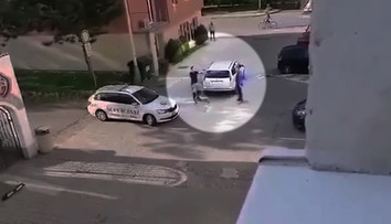 Dráma v Prievidzi na videu: Za bieleho dňa muž vytiahol na iného zbraň