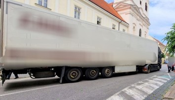 Českého kamionistu navigácia zaviedla do centra Trnavy. Chcel to vyriešiť potichu, no napáchal škody