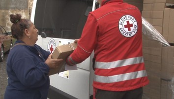 Iba deväť konzerv. Potravinové balíčky pre ľudí v hmotnej núdzi sú menšie, niektorí príjemcovia neskrývali sklamanie