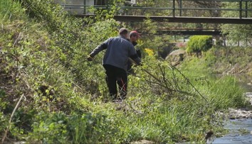 Koryto potoka im zarastá, vodohospodári im nepomáhajú. Na Považí vzali vec do vlastných rúk