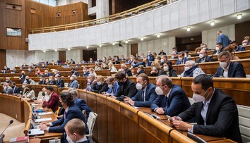 Poslanci schválili očkovaciu prémiu a sprostredkovateľský bonus