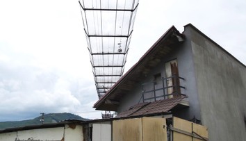 Nebezpečný incident v obci pri Žiline. Na rodinný dom spadlo oceľové lano z nákladnej lanovky