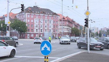 Počas kolapsu na najväčších svetelných križovatkách v Bratislave nevedeli vodiči reagovať