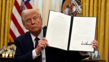 Trump omilostil odporcov interrupcií, nariadil odtajniť spisy o vraždách Kennedyovcov