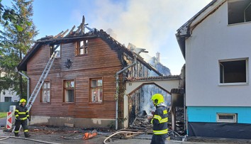 FOTO: Oheň zachvátil tri domy vo Veľkom Slavkove. O strechu nad hlavou prišla rodina so siedmimi deťmi