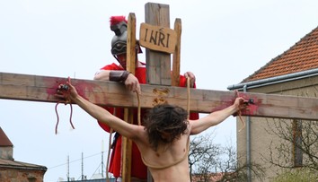 Kresťania v piatok spomínajú na deň utrpenia, ukrižovania a smrti Ježiša Krista