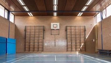 „A teraz sa môžeš ísť sťažovať za obťažovanie.“ Študentky prehovorili o praktikách učiteľa