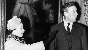 Britskej kráľovnej Alžbete II. radil sovietsky agent. O jeho dvojitom živote do smrti nevedela