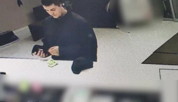 Nové fotky mladíka, ktorý dobodal ženu. Môže mať psychické problémy a konať nevyspytateľne