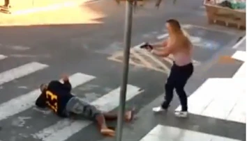 VIDEO: Zlodej vytiahol zbraň na matky s deťmi. Bola medzi nimi policajtka, ktorá ho zastrelila