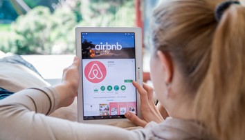 Ubytovacia služba Airbnb má problém. Paríž ju chce zažalovať