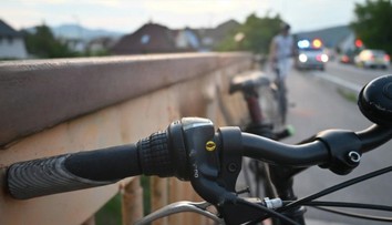 Opitý cyklista vrazil do chodca. Nehoda mala nečakaný koniec