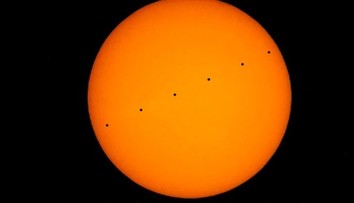 Sledujte nebeské divadlo na oblohe. Merkúr prechádza pred Slnkom