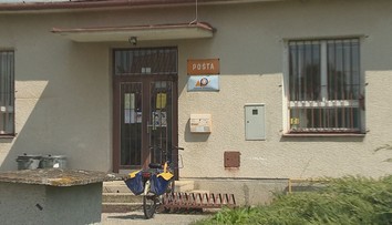 Poštárka takmer rok nedoručovala poštu. Listy a zásielky schovávala aj v chladničke