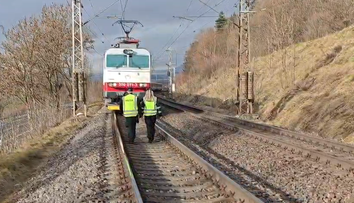VIDEO: „Možno by sme neprežili.“ Cestujúci z prvého vozňa rýchlika opisuje incident na Liptove