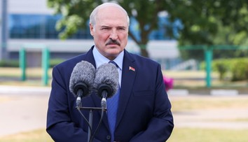 Video zachytilo Lukašenka s puškou a v nepriestrelnej veste. Pozrite si ho