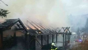 Oheň zachvátil rodinný dom v Čiernom Balogu. Rozšíril sa aj na priľahlé stavby