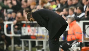 Manchester United zaváhal, aj keď hral dlhú presilovku. Carrickovo kúzlo zlomil Newcastle United
