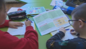 Stále čakajú na nové počítače. Niekoľko tisíc školákov doteraz nevie, či má nárok na štátny príspevok