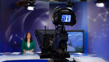 VIDEO: Stratil reč a začalo mu mykať viečkom. Známy politik utrpel mŕtvicu v priamom prenose