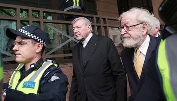 Najvyššie postavený muž Vatikánu, obvinený zo zneužívania, opäť na súde