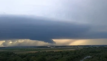 Cez Záhorie prechádzala silná búrka, vykazovala aj supercelárne črty