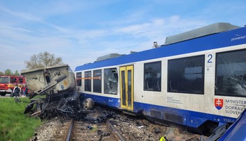 VIDEO: Kamera zachytila tragickú zrážku. Vodič neprežil, vlak sa vykoľajil