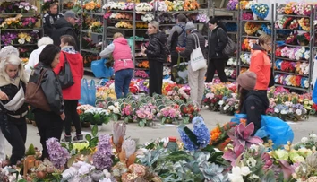 September sa ešte neskončil, no Slováci už nakupujú na Dušičky. Z poľských trhov odchádzajú s plnými taškami