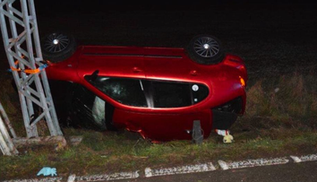 FOTO: Auto skončilo neďaleko Tornale na streche, vodič (18) a spolujazdkyňa (14) sú vážne zranení