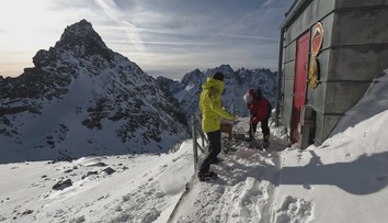 Tatry sú až nebezpečne biele. Topenie snehu a následné zamrznutie premenili krajinu na ľadovú zónu