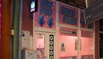 Policajti zostali v šoku. V meste na juhu Slovenska predávali v automate skutočné drogy