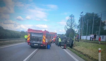 Vážna nehoda na východe Slovenska. Pri zrážke kamióna a auta sa zranili traja ľudia, medzi nimi aj dieťa