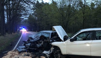 Na juhu Čiech sa čelne zrazili dve vodičky. Jedno dieťa zomrelo, druhé bojuje o život