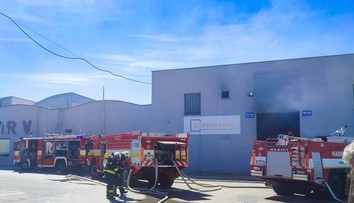 Na Záhorí horela fabrika. Požiar si vyžiadal evakuáciu výrobnej haly