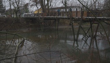 Vytiahli otvorený trezor aj zbraň. Nadšenci bojujú s odpadom pod vodou magnetmi