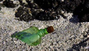 Dievča našlo v jazere fľašu s 26-ročným odkazom. Neverilo vlastným očiam, keď zistilo, čo je na ňom