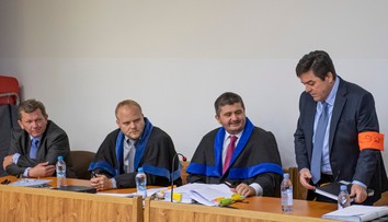 Kauza zmenky: Po výpovedi Tótha súd pojednávanie prerušil, pokračovať bude v októbri