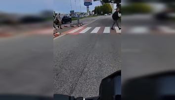 Jazdí na červenú a natáča sa pri tom. Anonymná šoférka má zákaz šoférovať, tvrdí polícia