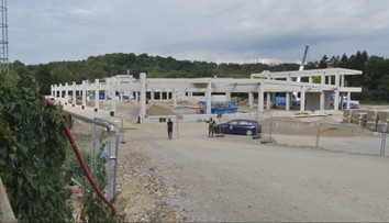 V Považskej Bystrici bude onedlho nový hypermarket. Stavebníkovi sa však zrejme nechcelo čakať na všetky potrebné povolenia