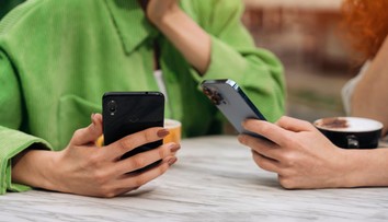 Pribúdajú dôkazy, že s našou mentálnou výbavou to ide dolu vodou. Hlavného vinníka nosíme vo vrecku